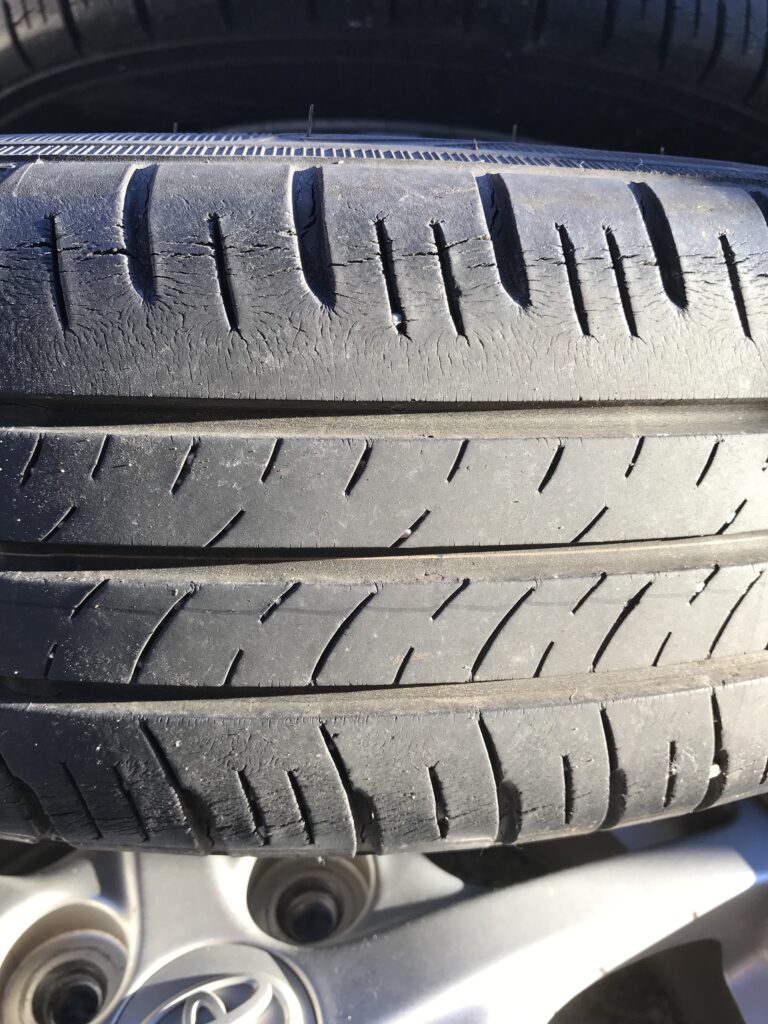 ひび割れたタイヤ