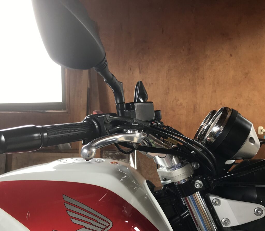 cb1300sfに、セットアップスペーサーを装着した画像