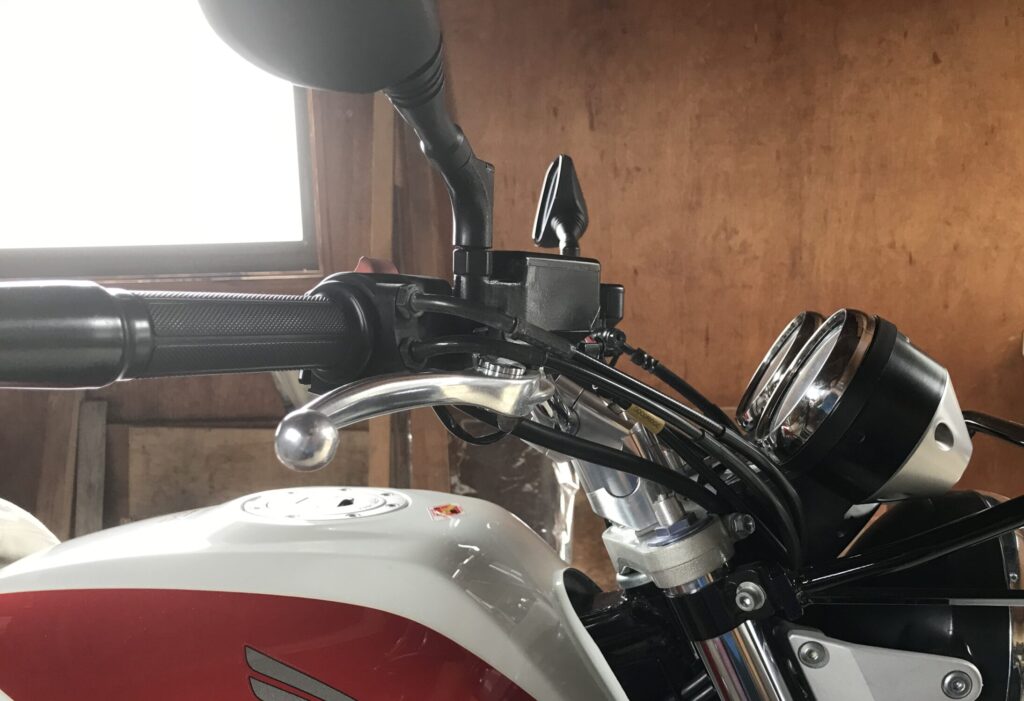 cb1300sfに、セットバックスペーサーと、25mmアップスペーサーを装着完了した画像