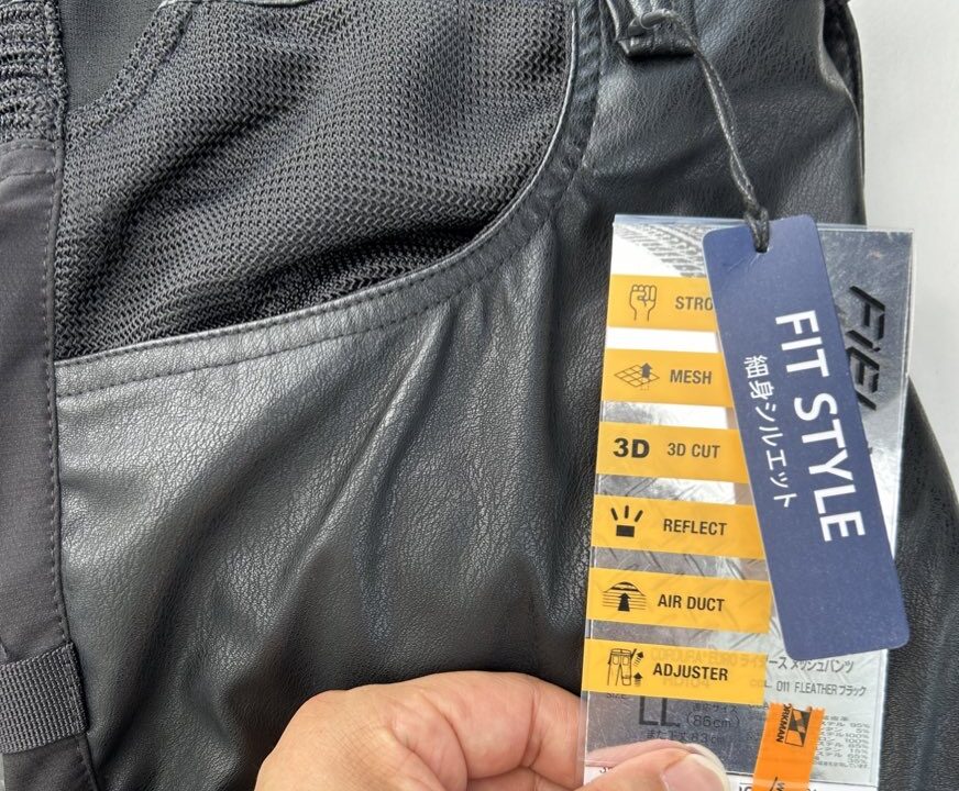 ワークマンの店舗にてメッシュパンツを手にする画像