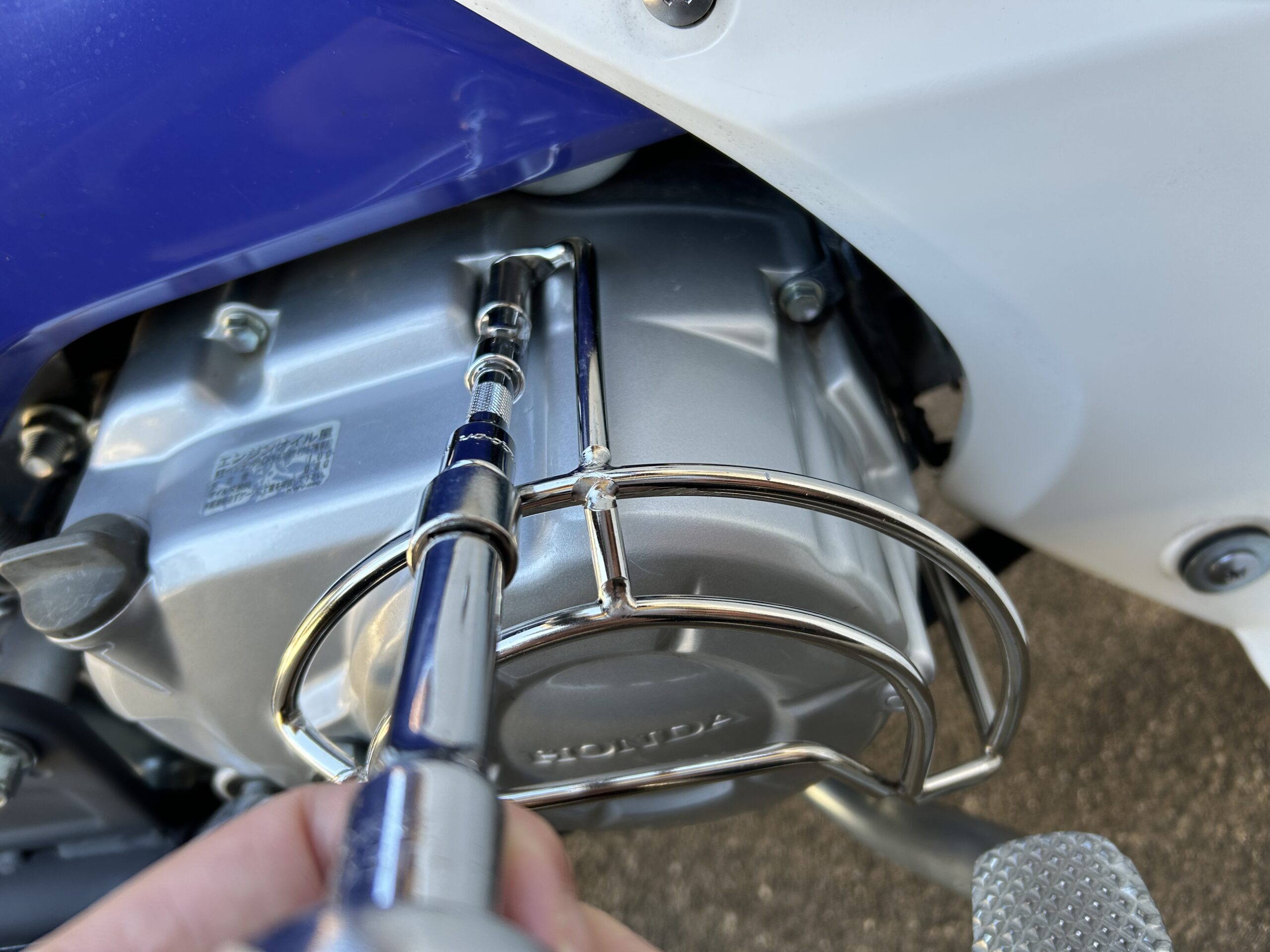 右側エンジンガードのボルトを閉める画像