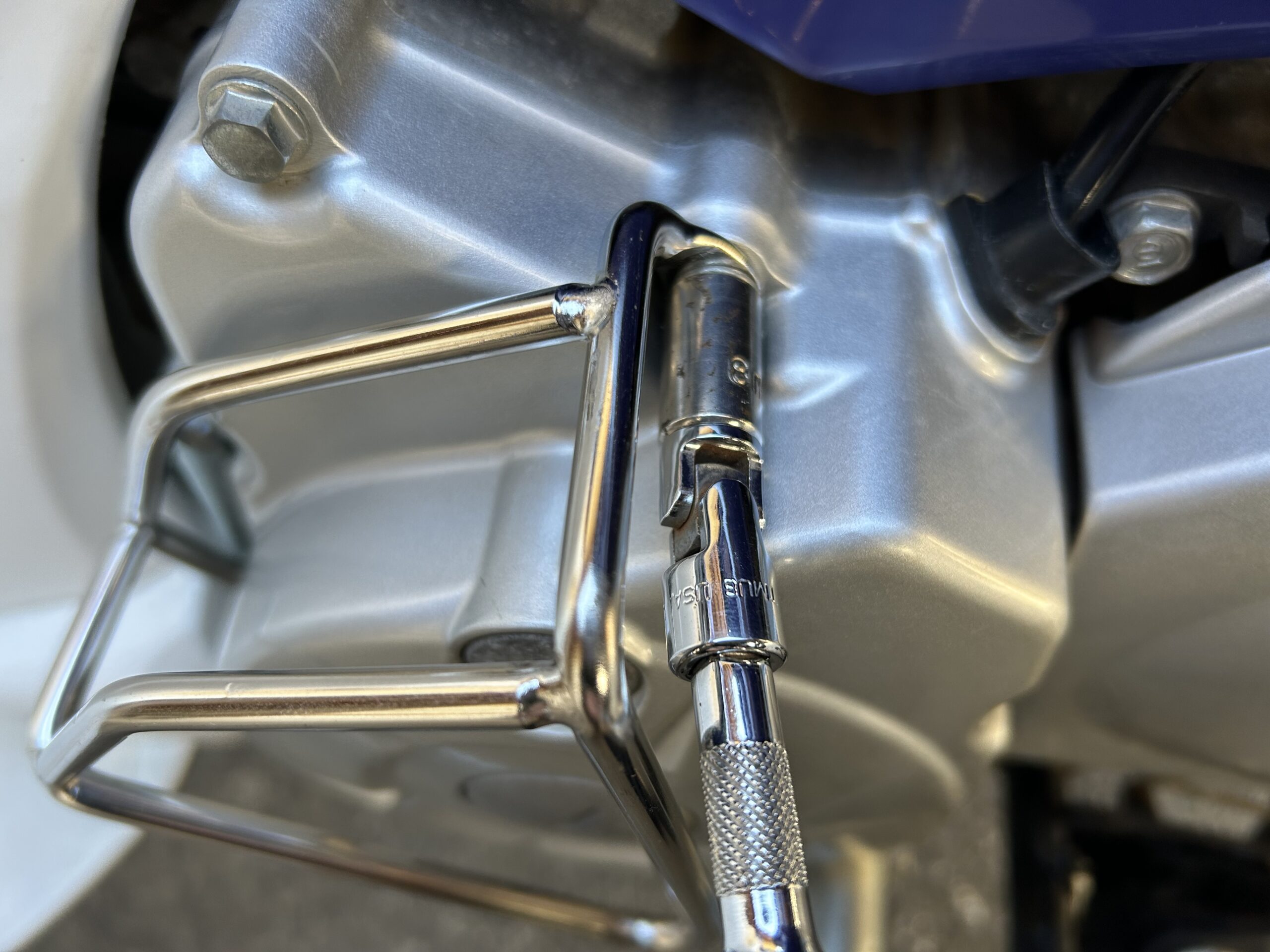 左側エンジンガード取り付け途中の画像