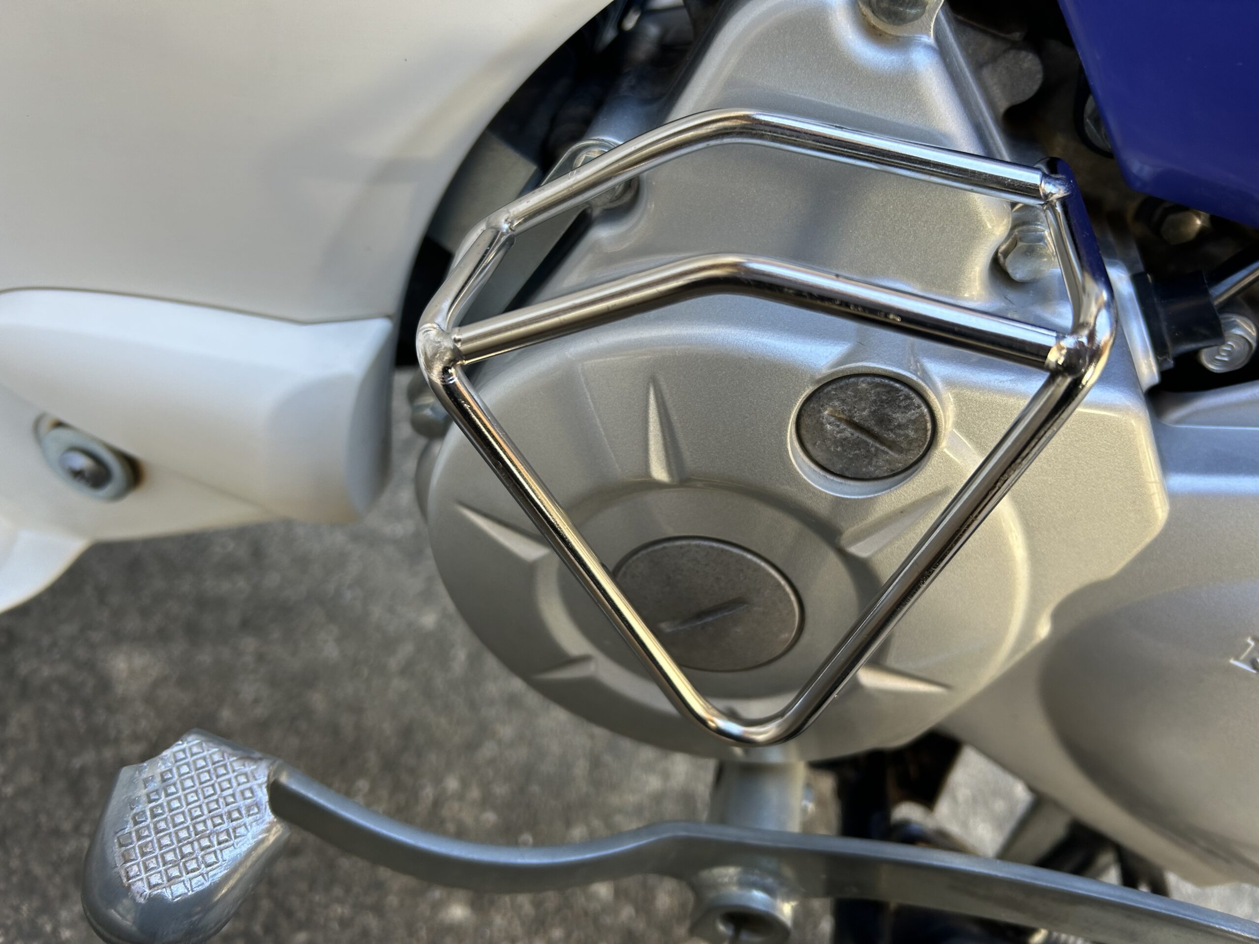 左側エンジンガード取り付け完了の画像