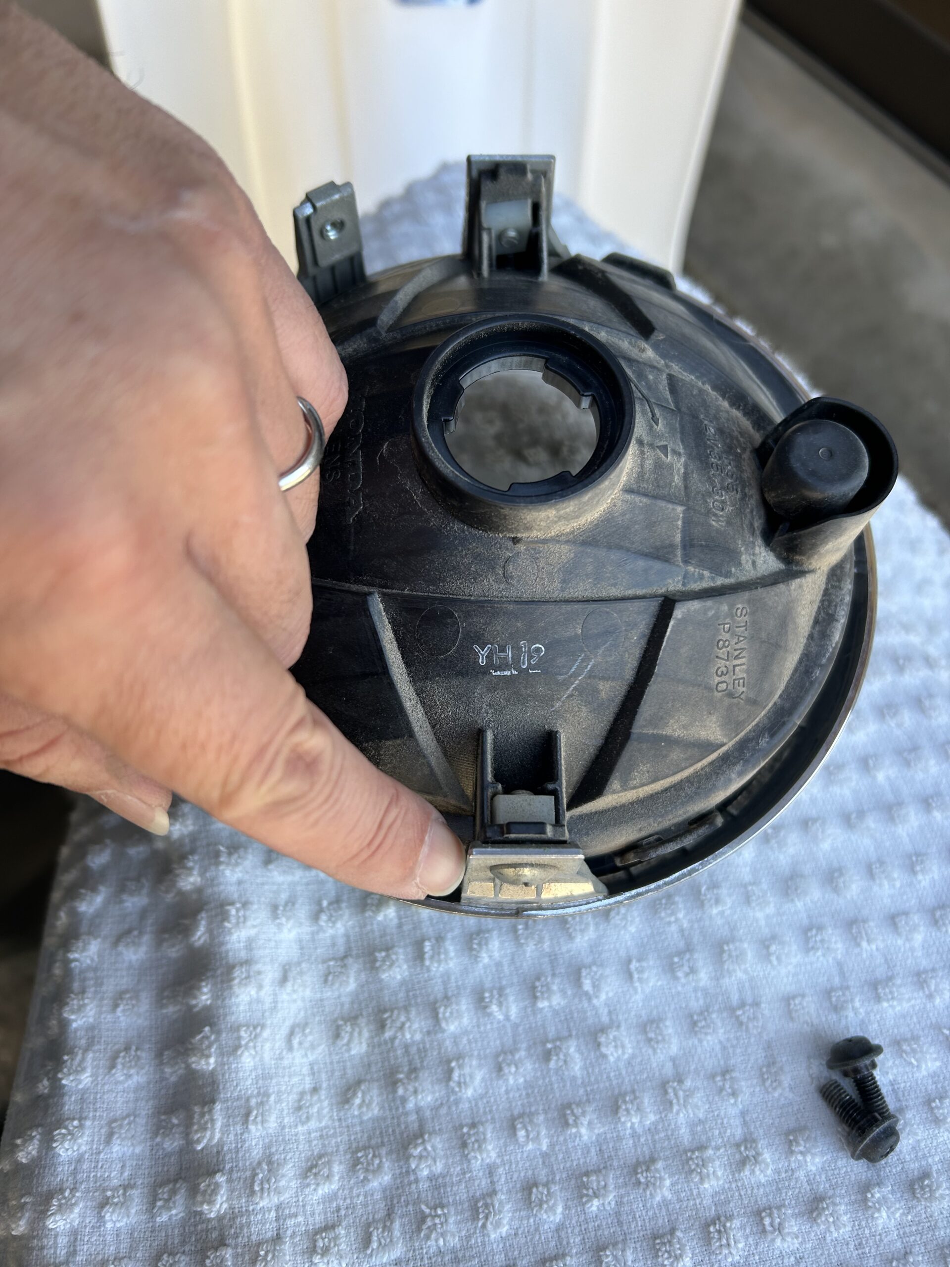 白い樹脂ナットを指差す画像