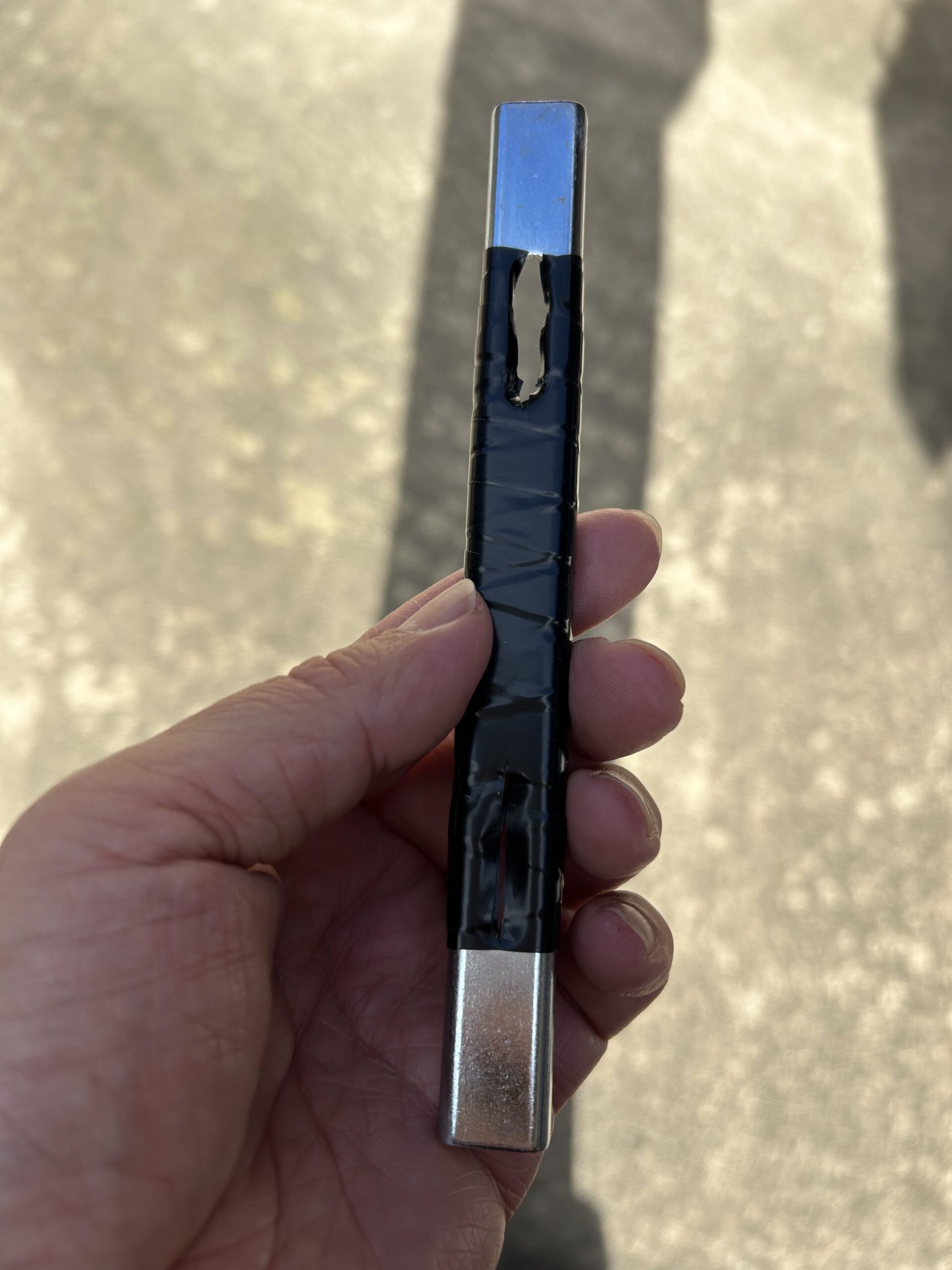 ステーを絶縁テープで保護している画像