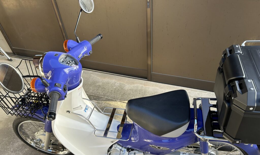 リアボックスを取り付け、フル装備のスーパー通勤特快カブJA07