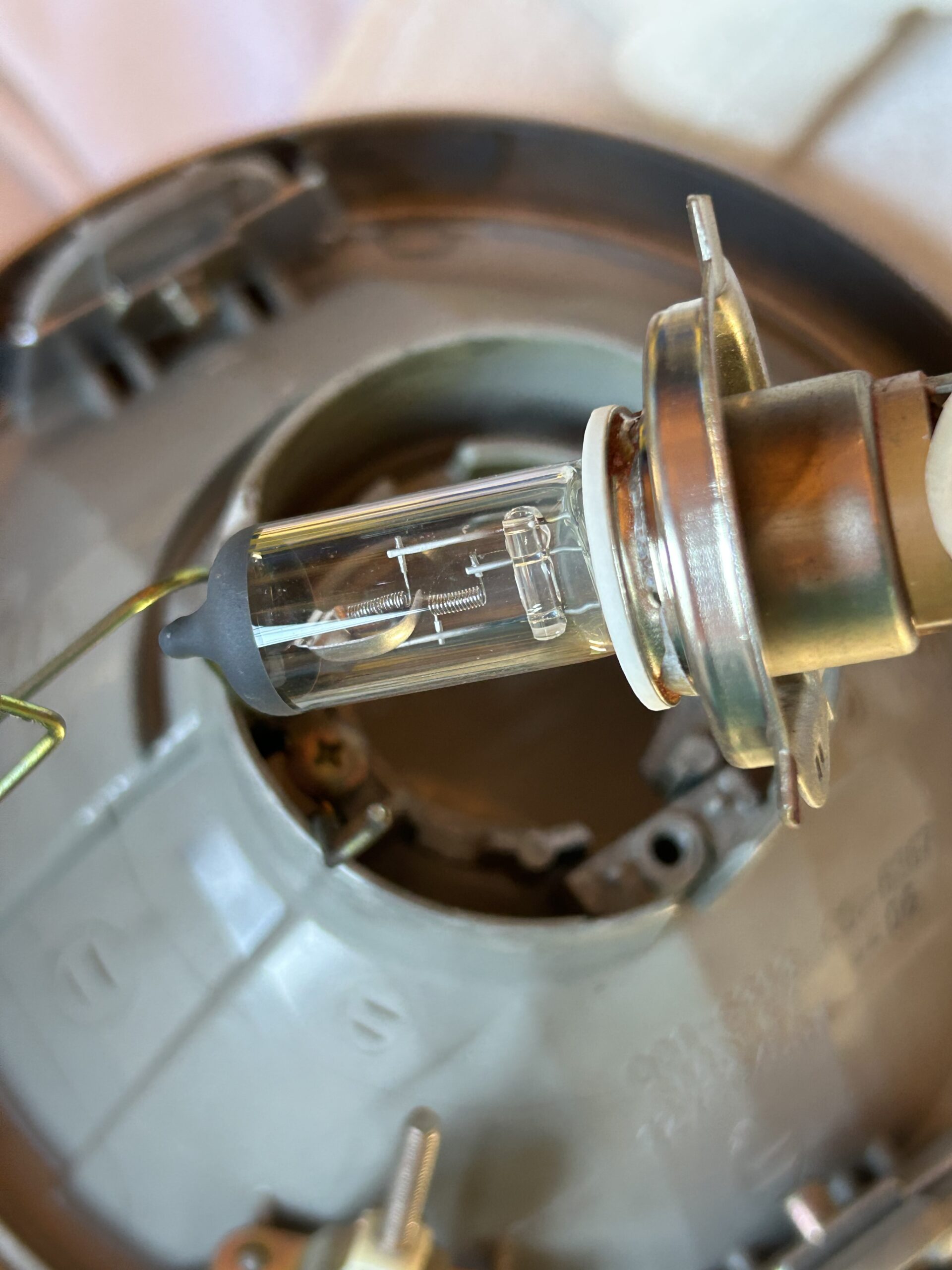 ハロゲンバルブを取り外した画像