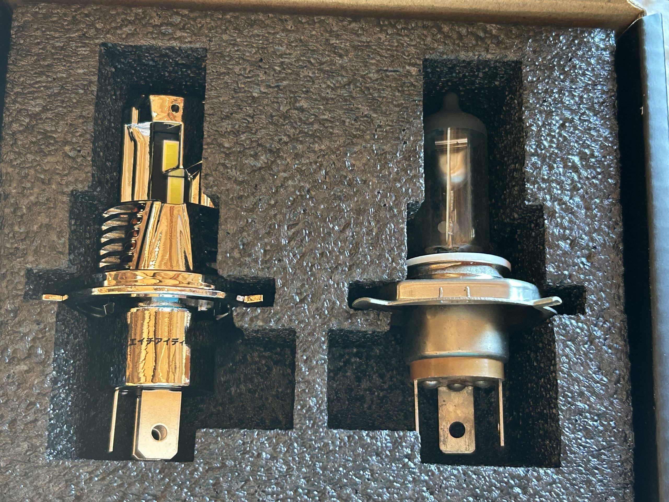 LEDバルブと、ハロゲンバルブの大きさ比較