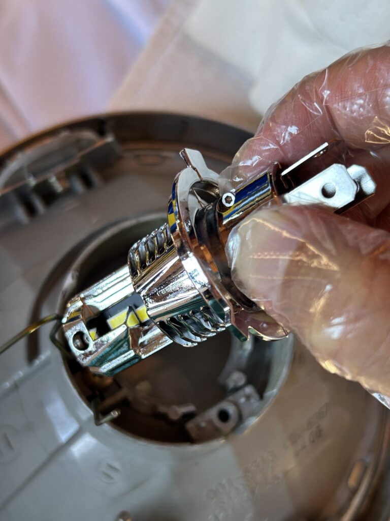 LEDバルブを持って取り付ける