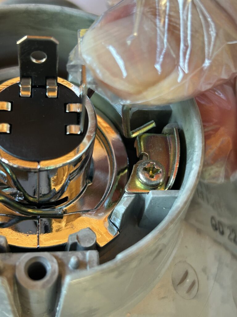 LEDバルブに利テナーを取り付ける。
